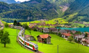 Suisse un train vers l’avenir solaire, le premier chemin de fer photovoltaïque au monde est lancé