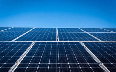 Paris mise sur les panneaux solaires pour accélérer sa transition énergétique