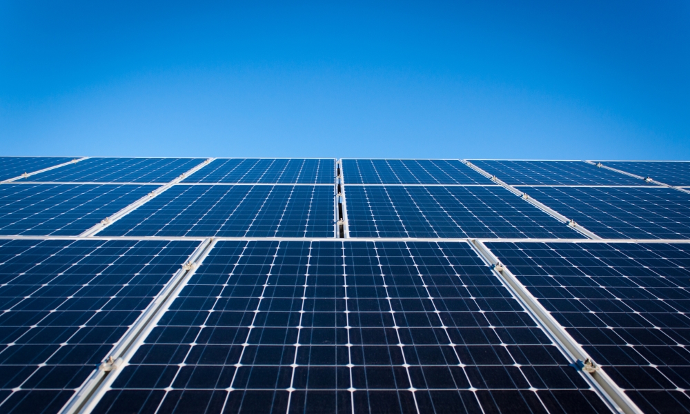 Paris mise sur les panneaux solaires pour accélérer sa transition énergétique