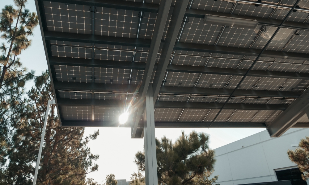 Pointis-de-Rivière mise sur le solaire : une ombrière photovoltaïque pour alimenter les bâtiments publics